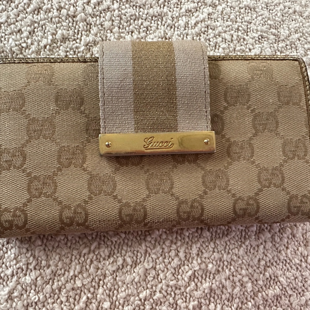 Gucci trifold wallet beige, and gold authentic used in good condition 181668